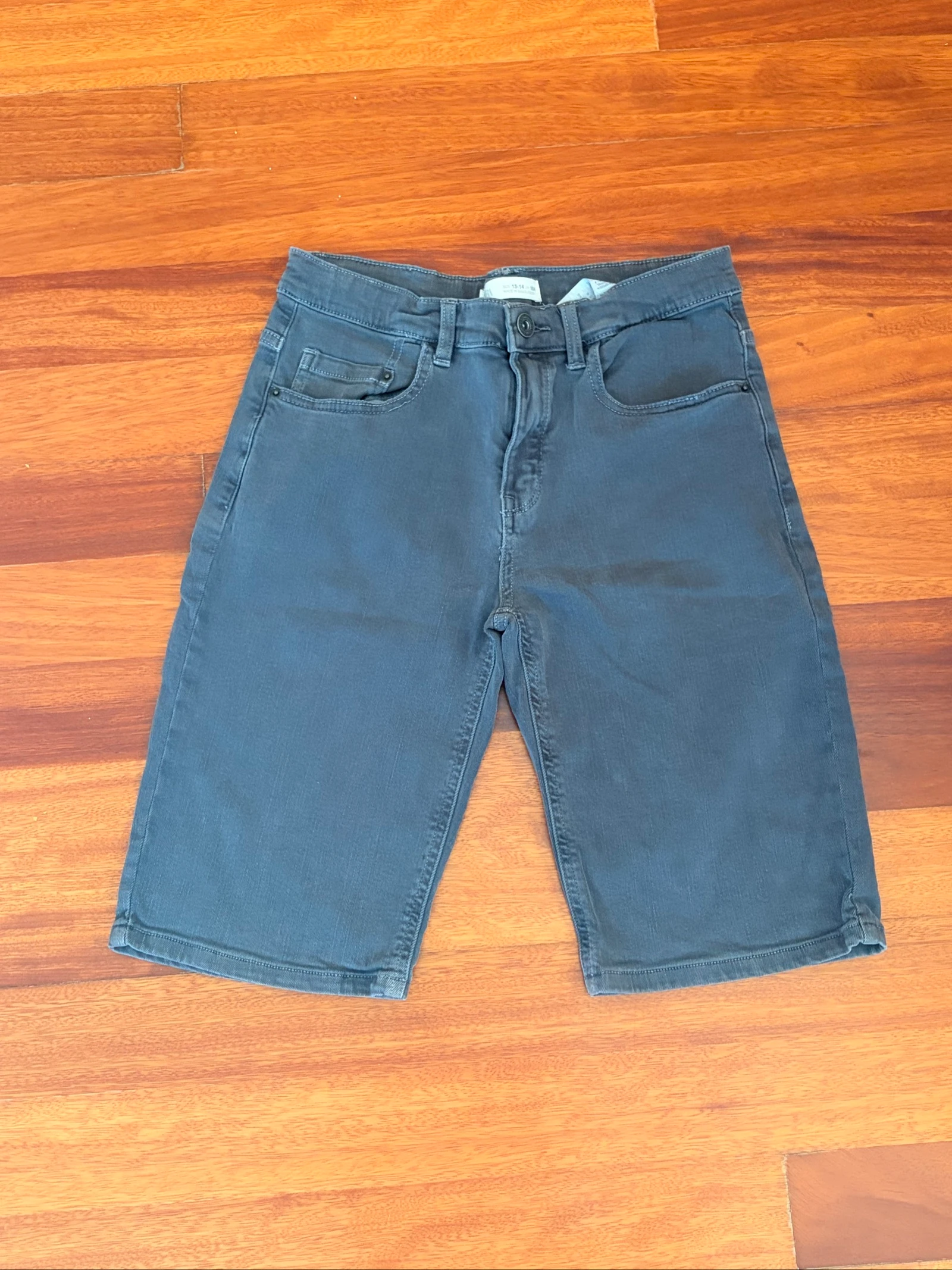 Vaqueros cortos gris oscuro Zara 